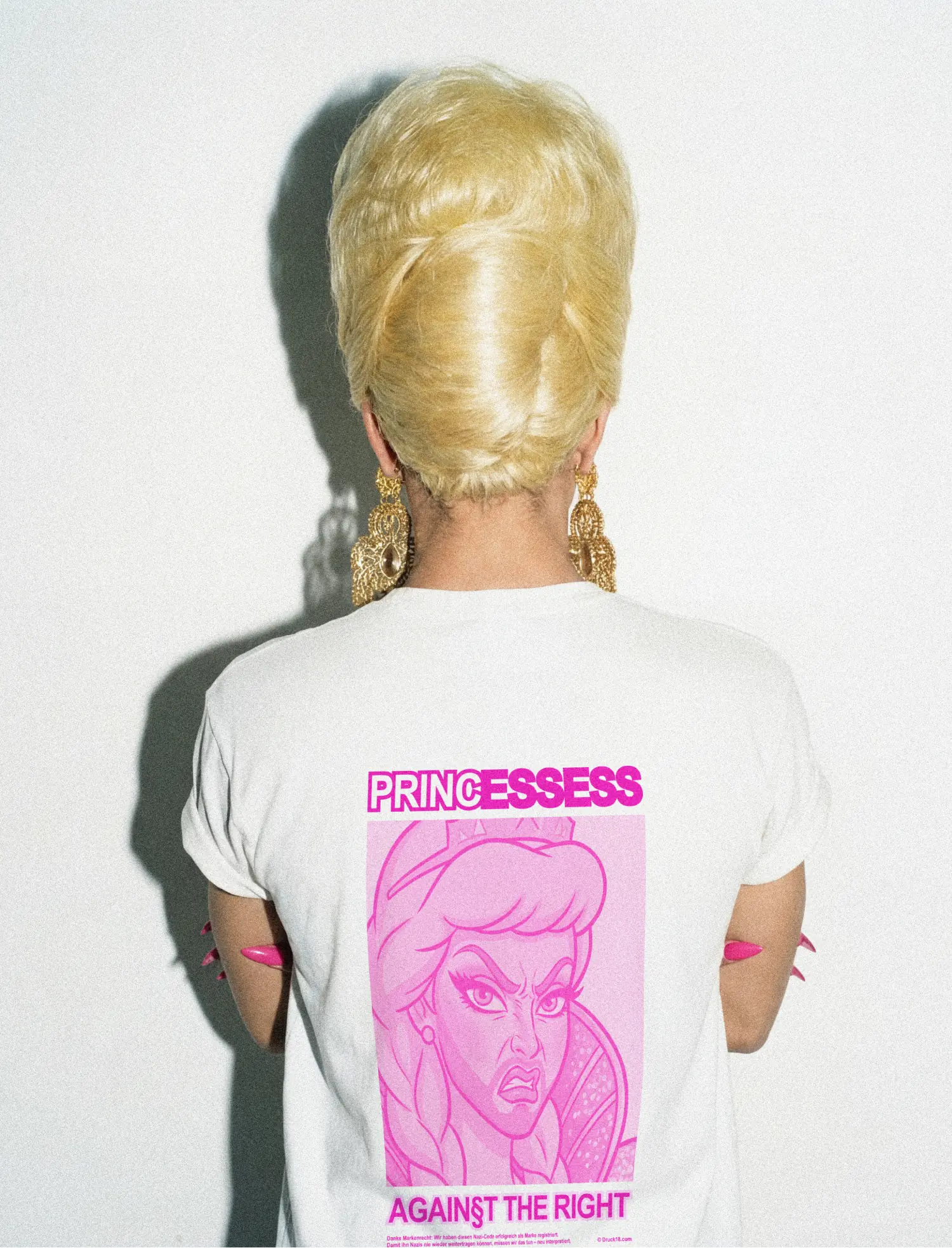 PrincESSESS against the right T-Shirt