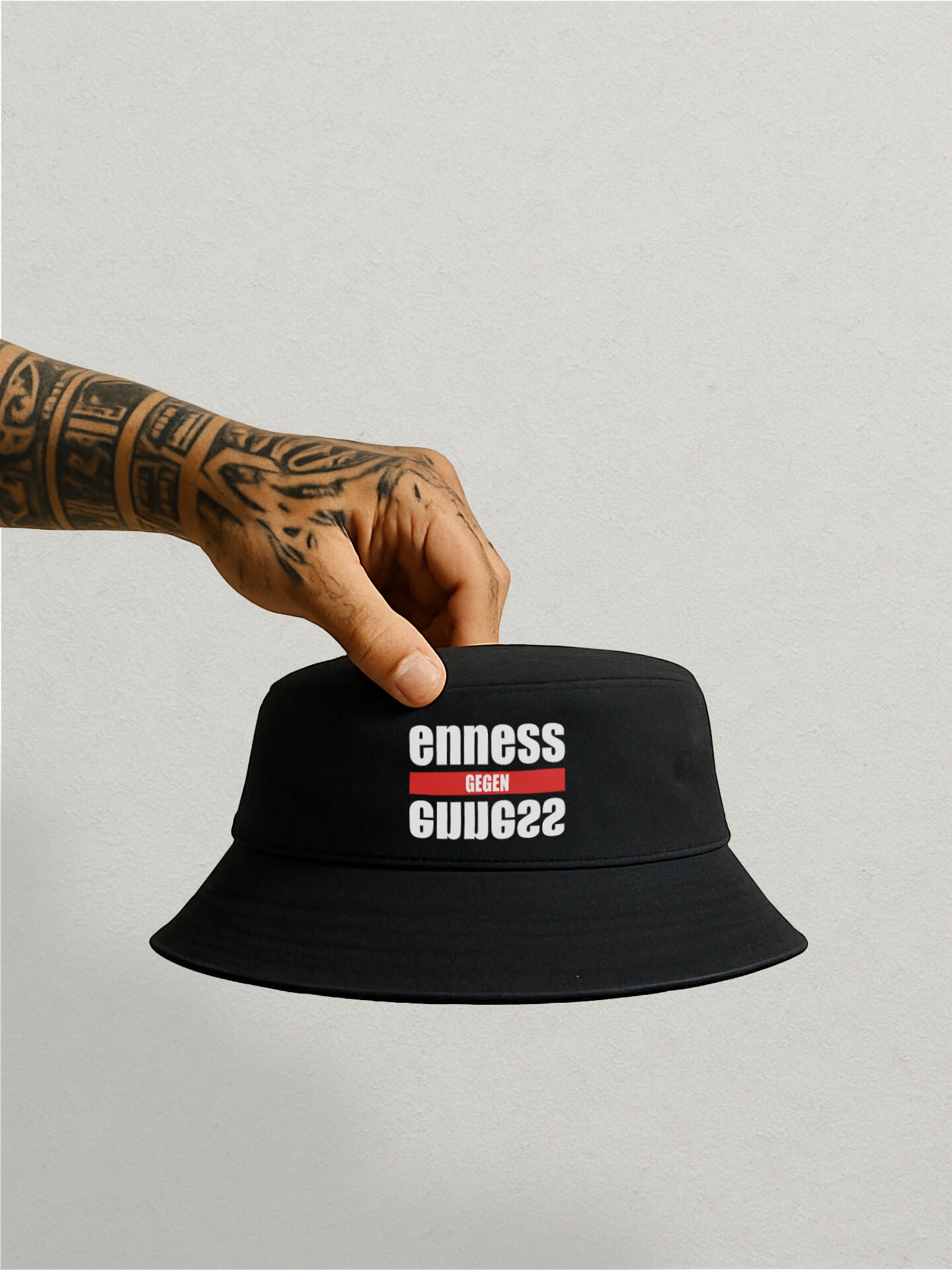ENNESS gegen ENNESS Bucket Hat