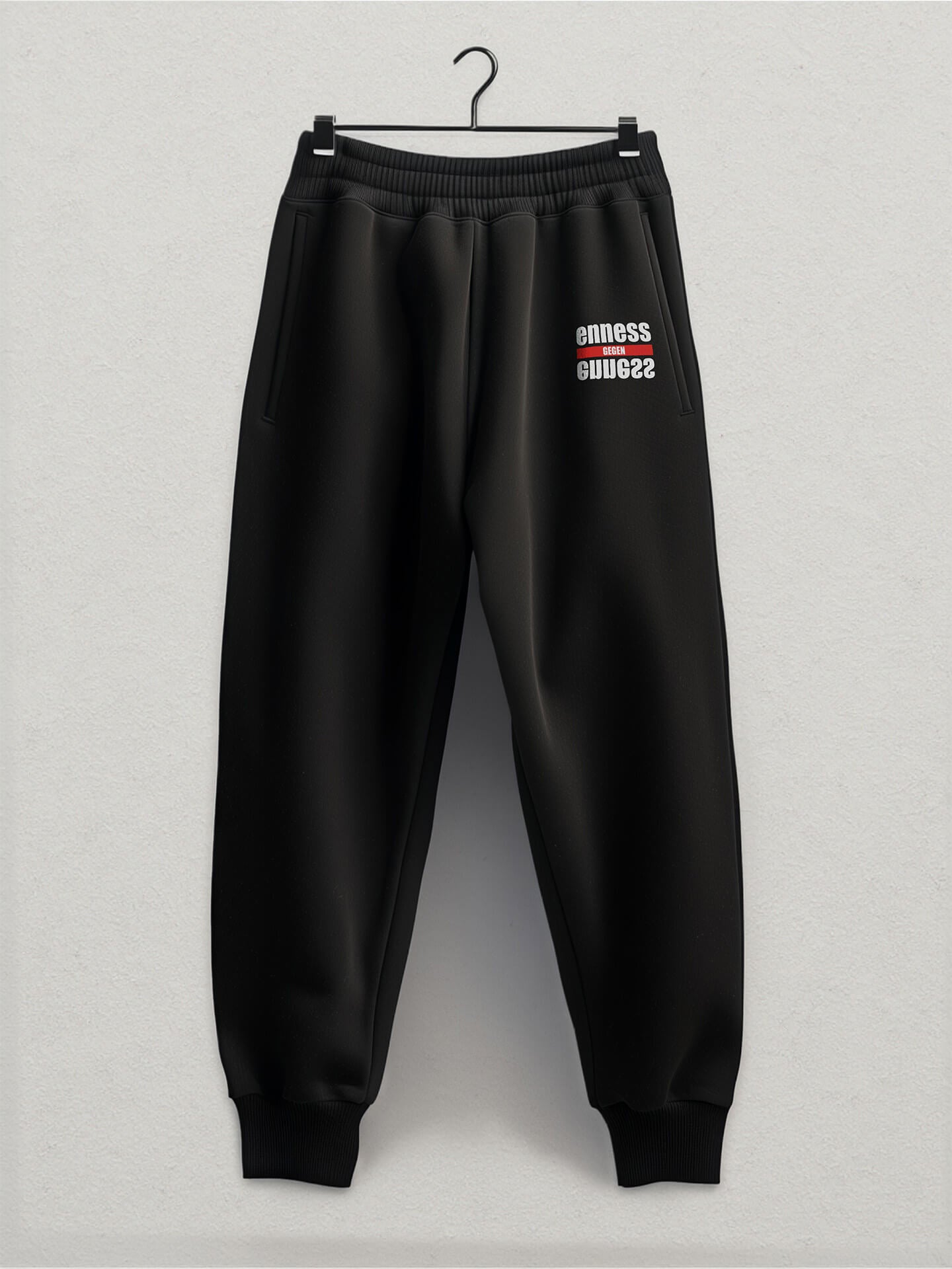 ENNESS gegen ENNESS Jogginghose