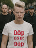 Ein Bild einer böse schauende Frau, die ein T-Shirt mit "Döp Dö Dö Döp" trägt, wechselt zu einem Bild mit einer Frau die lächelt und ein T-Shirt mit "Döm Dö Dö Döm Dömokratie" trägt.